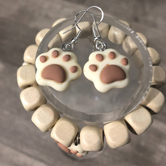 Dog paws earrings and dog paws bracelet handmade with wooden beads - Picture 4 of 7
